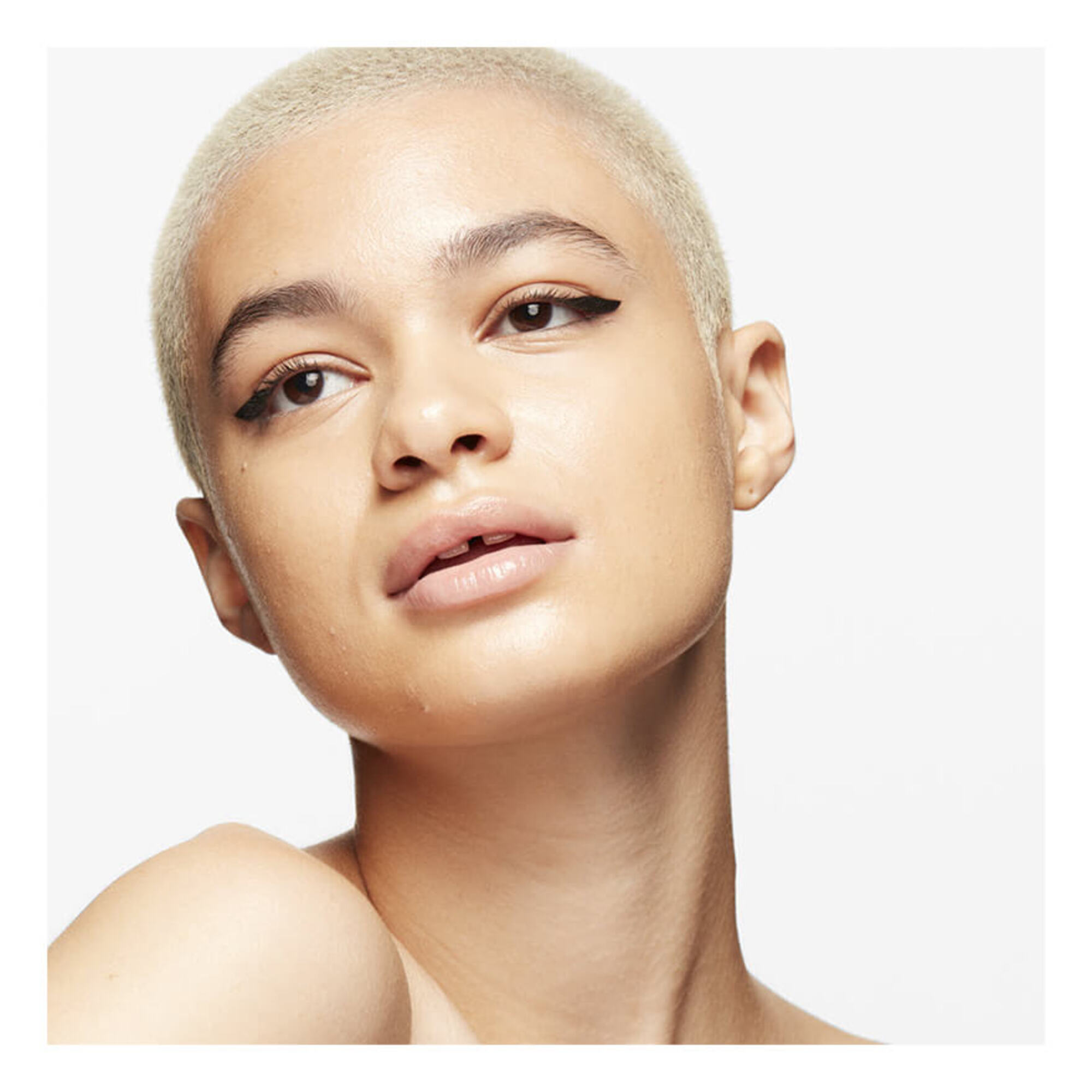 Getönte Feuchtigkeitscreme mit Perlmutteffekten