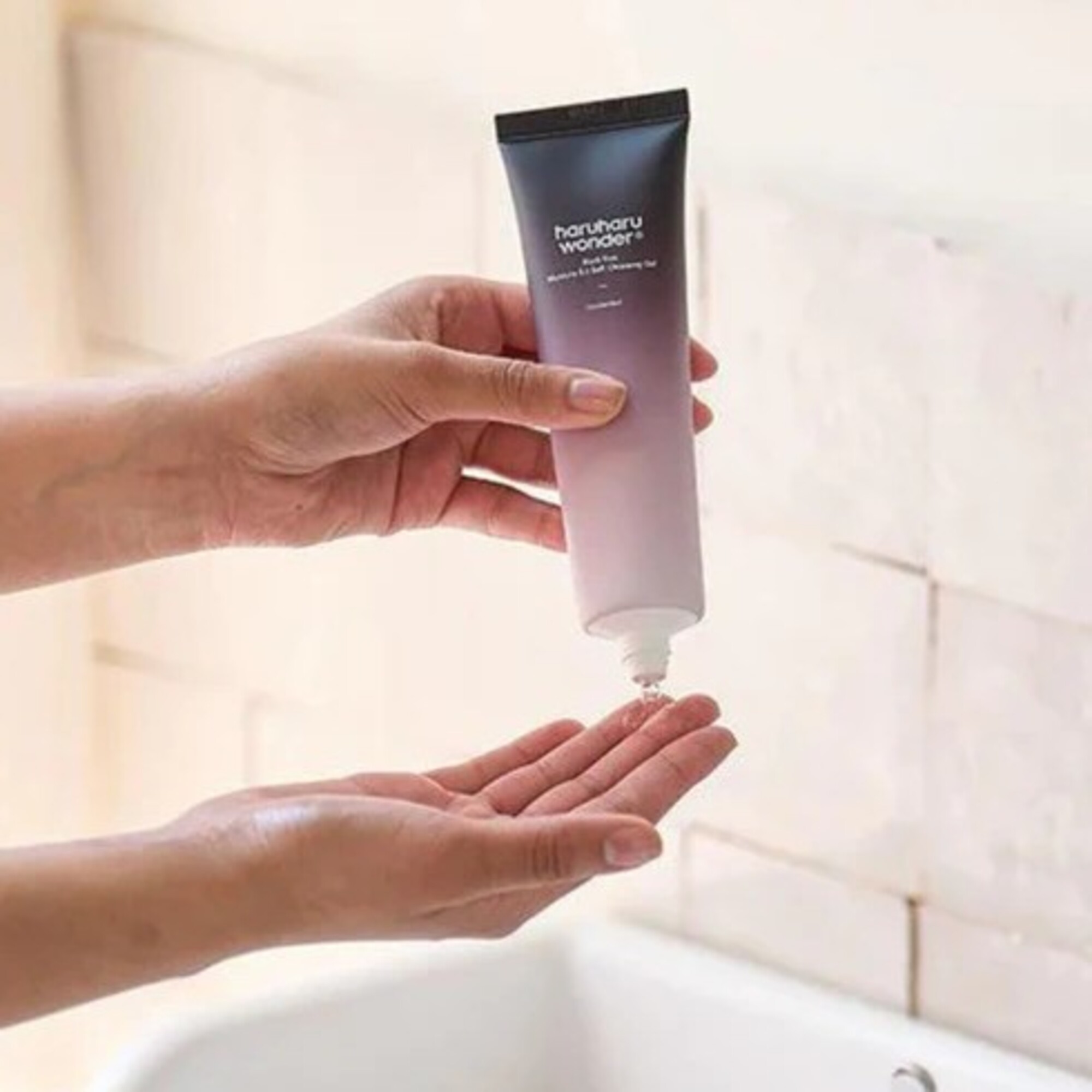 100 ML Haruharu Wonder BLACK RICE HAR MOISTURE 5.5  1 of 2 