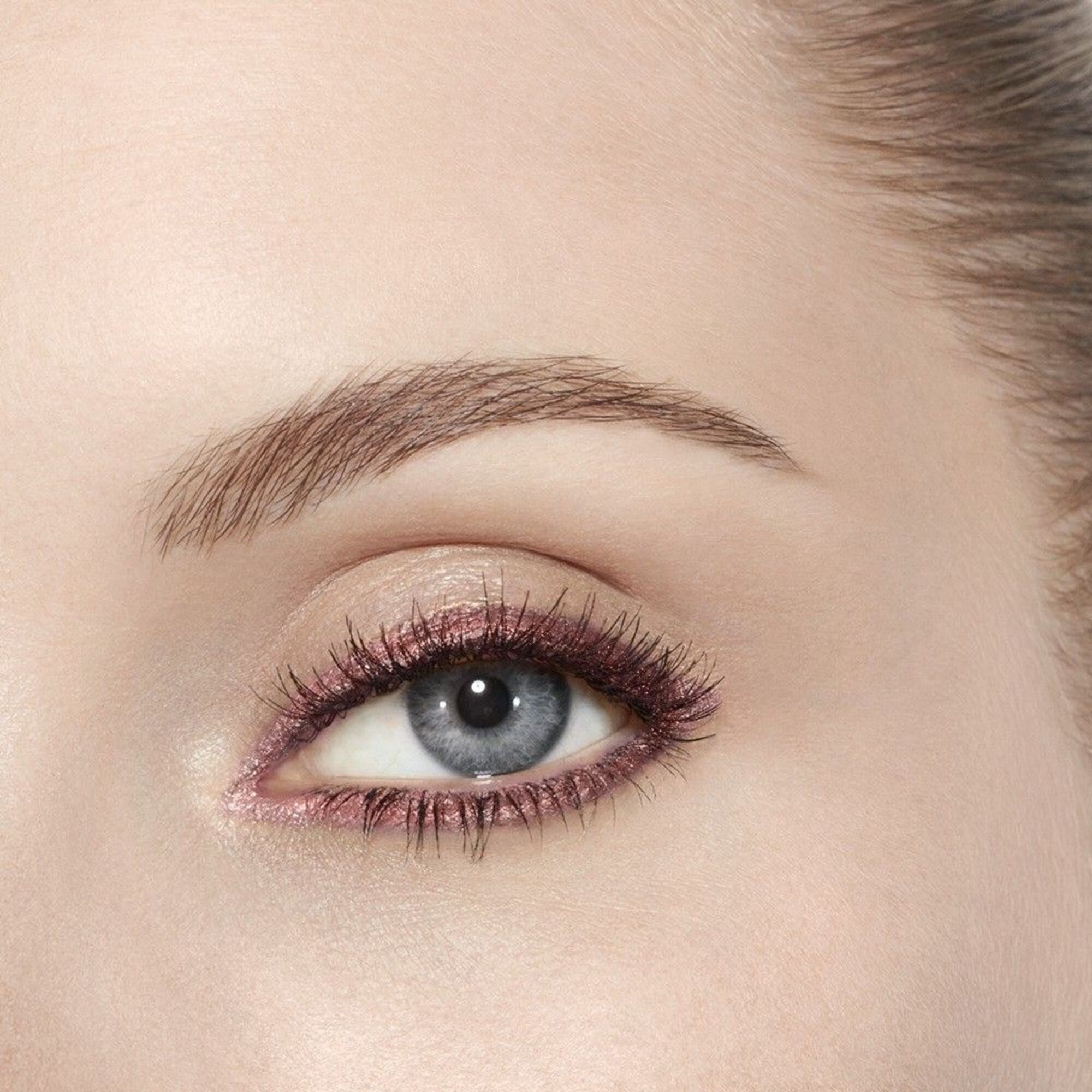 EYELINER UND KAJAL MIT LANGEM HALT