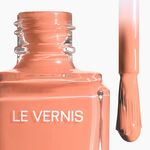CHANEL LE VERNIS NAGELLACK – FARBE UND GLANZ MIT LANGEM HALT 3 of 6 NAGELLACK – FARBE UND GLANZ MIT LANGEM HALT