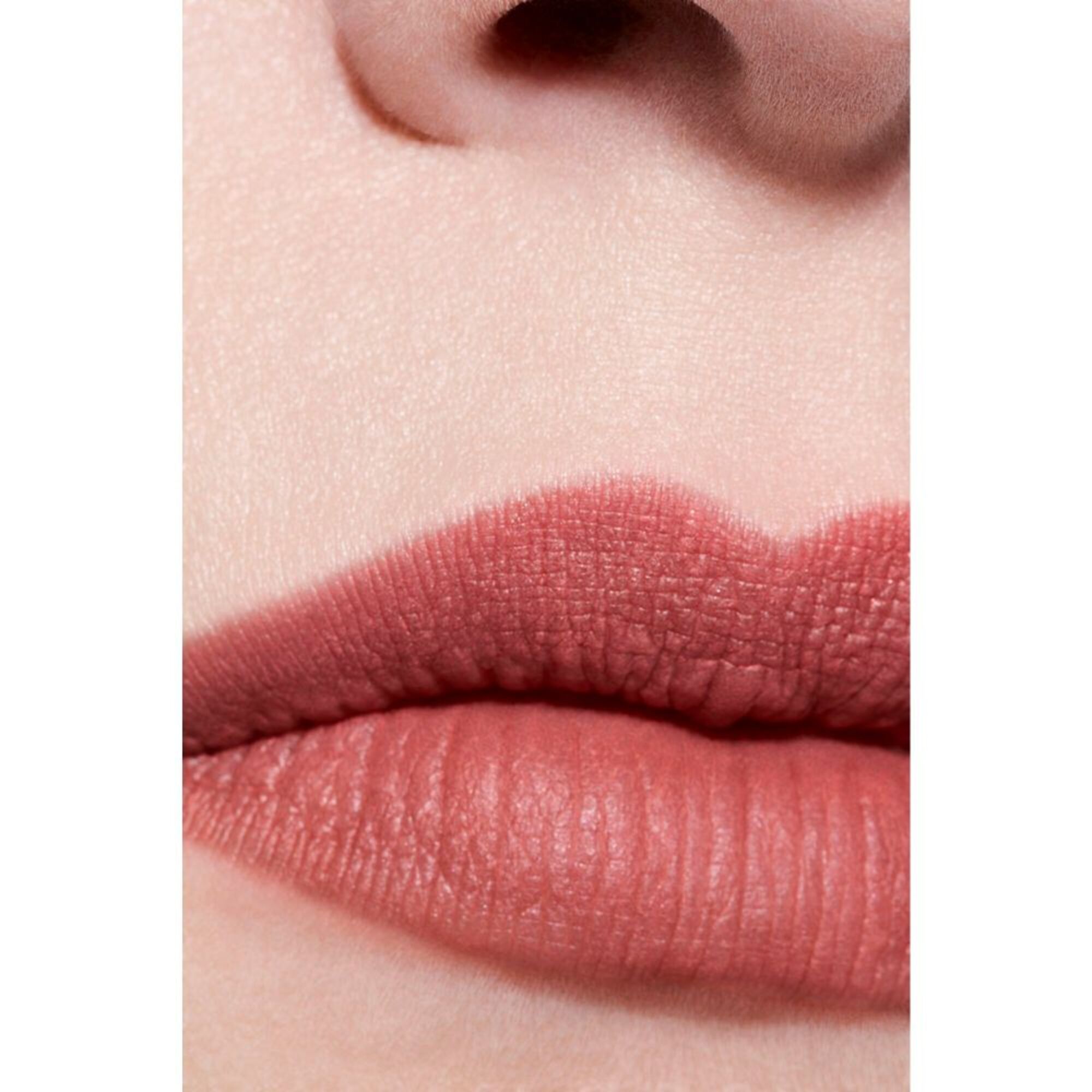 Mattierender Lippenstift mit hoher Farbintensität
