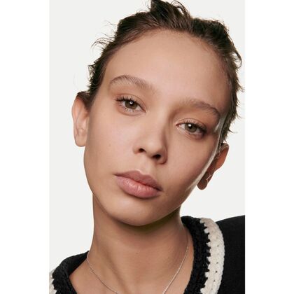 FOUNDATION MIT WEICHZEICHNEREFFEKT. SAMTIG-MATTES FINISH.