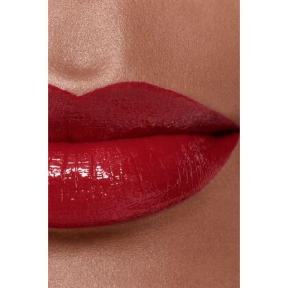 DER GLÄNZENDE FLUID-LIPPENSTIFT MIT LANGEM HALT
