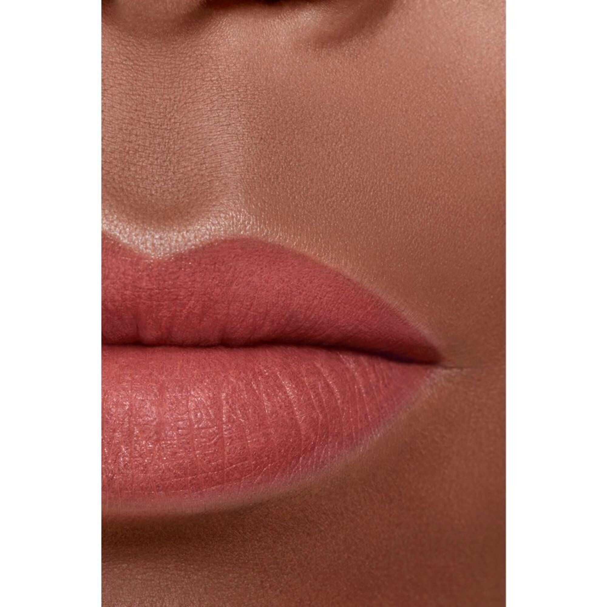 Mattierender Lippenstift mit hoher Farbintensität